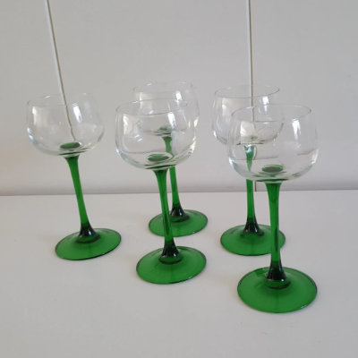 5 Wineglasses with green stand